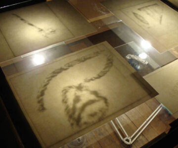 Tejo, mdf, lâmpadas, papel, vidro e sal, 200x100x80cm, 2012 / Tejo, mdf, office lights, paper, glass and salt, 200x100x80cm, 2012