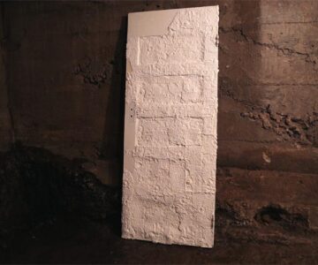 Cinco milhas para lá das ilhas Farallon, gesso, objectos, spray, tinta de água, dimensões variáveis, 2014 / Five miles beyond the Farallon islands, plaster, found furniture, spray, water paint, variable dimensions, 2014