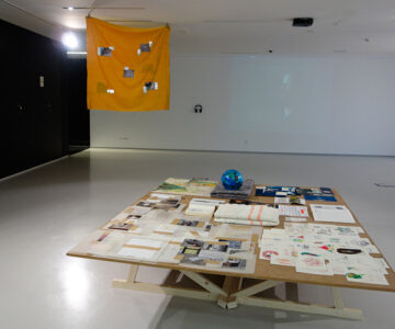 ‘Concreto com árvore’, Instalação de vídeo, livros, desenho e fotografia, Dimensões variáveis, 2018 / ‘Concreto com árvore’, Video, books, drawings and photographs installation, Dimensions variable, 2018