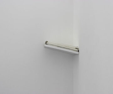 ‘Tinta dobrada’, óleo e acrílico em cima de prateleira, 40x30 cm, 2013/ ‘Folded paint’, oil and acrylic paint resting on shelf, 40x30 cm, 2013