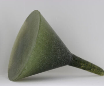 ‘Shaped image’, pó de pintura lixada, resina e verniz, 10x7x7 cm, 2013 / ‘Shaped image’, sanded painting's dust, resin and varnish, 10x7x7 cm, 2013