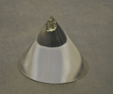 S/título, resina , verniz e papel, 5x7x7 cm, 2013 / untitled, resin, varnish and paper, 5x7x7 cm, 2013