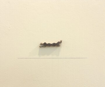 A Nuvem. Cartão e lápis de cor azul sobre parede, 7x20x1cm, 2010 / The Cloud. Cardboard, blue color pencil on wall, 7x20x1cm, 2010