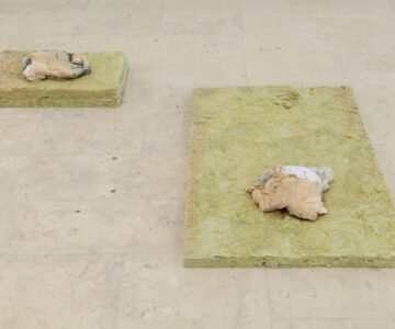 Sem título, barro, zinco e lã de rocha / Untitled, clay, zinc and rock wool / Galeria Quadrum, Lisboa, 2013