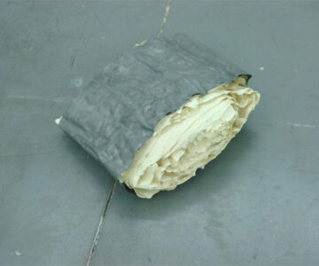 Sem título, chumbo e papel, 45x37x17cm, 2008 / Untitled, lead and paper, 45x37x17cm, 2008