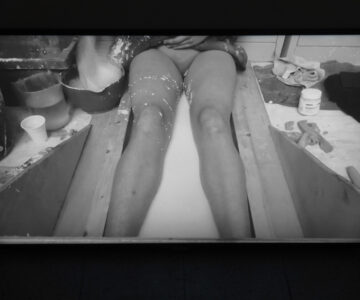 Sem título (gesso vertido entre as pernas), vídeo-performance 53s, 2020 / Untitled (gesso vertido entre as pernas), video-performance 53s, 2020