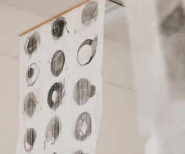 Manto de Fogo #2 (detalhe), monotipia sobre gazes costuradas à mão, 2021 / Fire Blanket #2 (detail), monotype on hand-sewn gauzes, 2021