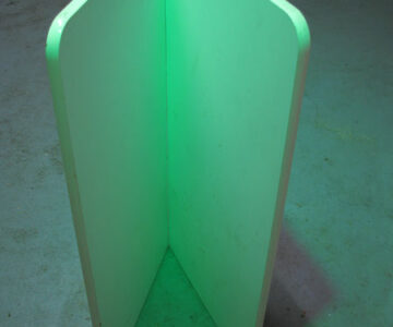 Sem título, luz e mobília encontrada / Untitled, light and found furniture / Loja desocupada, Lisboa, 2010