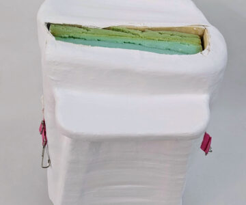 'Sinais de uso', técnica mista (esponja, banco, correia com fivelas, ligaduras de gesso, tinta), dimensões variáveis, 2024 // 'Signs of use', mixed media (sponge, stool, strap with buckles, plaster bandages, paint), dimensions variable, 2024