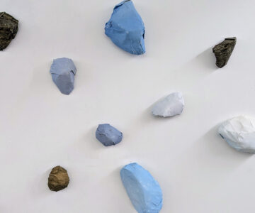 'Pedras de papel', relevos em papel fotográfico, dimensões variáveis, 2024 // 'Paper stones', photographic paper reliefs, dimensions variable, 2024