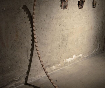 ‘impermanência’, madeira, 140cm x 140cm x 5cm, 2014 / ‘impermanence’, wood, 140cm x 140cm x 5cm, 2014
