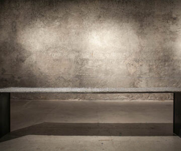 ‘superfície e profundidade’, ferro, vidro, 300cm x 60cm x 80cm, 2014 (fotografia por Carolina Thadeu) / ‘surface and depth’, steel, glass, 300cm x 60cm x 80cm, 2014 (photography by Carolina Thadeu)