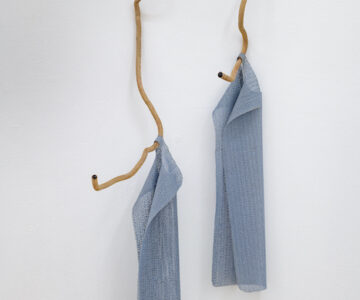 'Sustendo estas coisas vacilantes e disformes, todas estas memórias', espuma, arame e pano, dimensões variáveis, 2023 // 'Holding these wavering, shapeless things, all these memories', foam, wire and cloth, dimensions variable, 2023