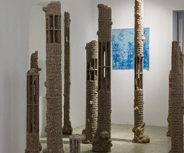 Colunas de Saturno // Areia, cinzas, pigmento e diversos materiais de modelação, dimensões variáveis, exposição individual ‘Acima do Chão’, na Galeria Plato, Évora // Sand, ash, pigment and various modelling materials, variable dimensions, solo exhibition ‘Above Ground’, at Galeria Plato, Évora // 2023