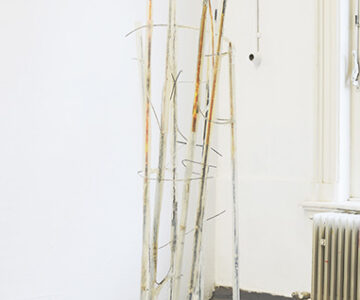 Untitled, Steel rebar, steel wire, digitally-printed fabric, silicone, sand, 222 x 57 x 37 cm, 2018 / Sem título, Aço, arame, impressão digital sobre têxtil, silicone, areia, 222 x 57 x 37 cm, 2018